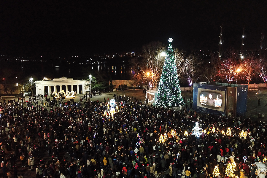 Севастополь. Горожане встречали Новый год и смотрели обращение президента Владимира Путина на площади Нахимова.