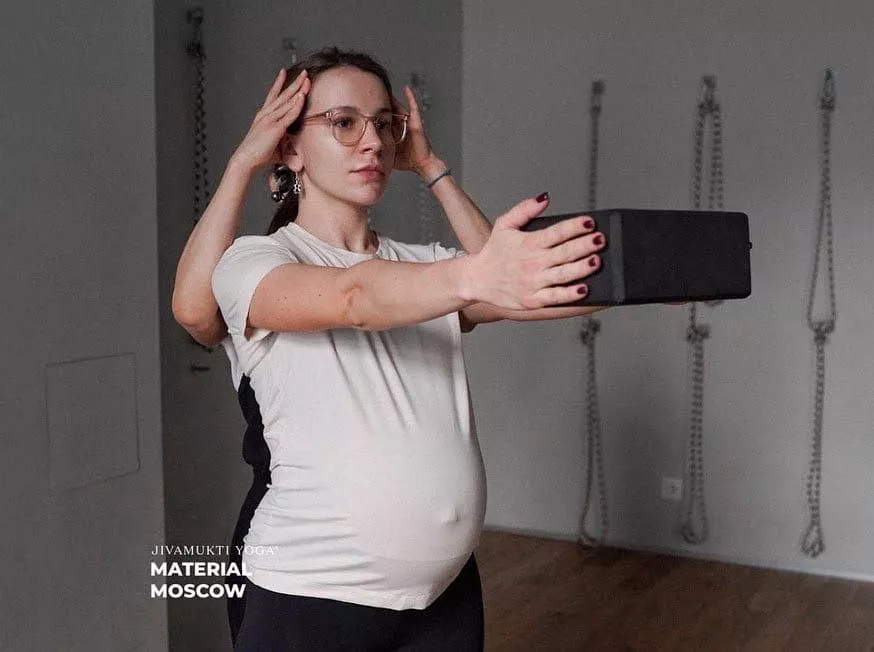 <p>Классы йоги для беременных в студии Jivamukti Yoga Material Moscow</p>