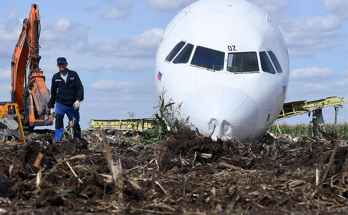 Демонтаж носовой части аварийно севшего под Москвой Airbus A321