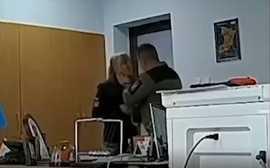 На Украине проверят военкома за поцелуи на рабочем месте