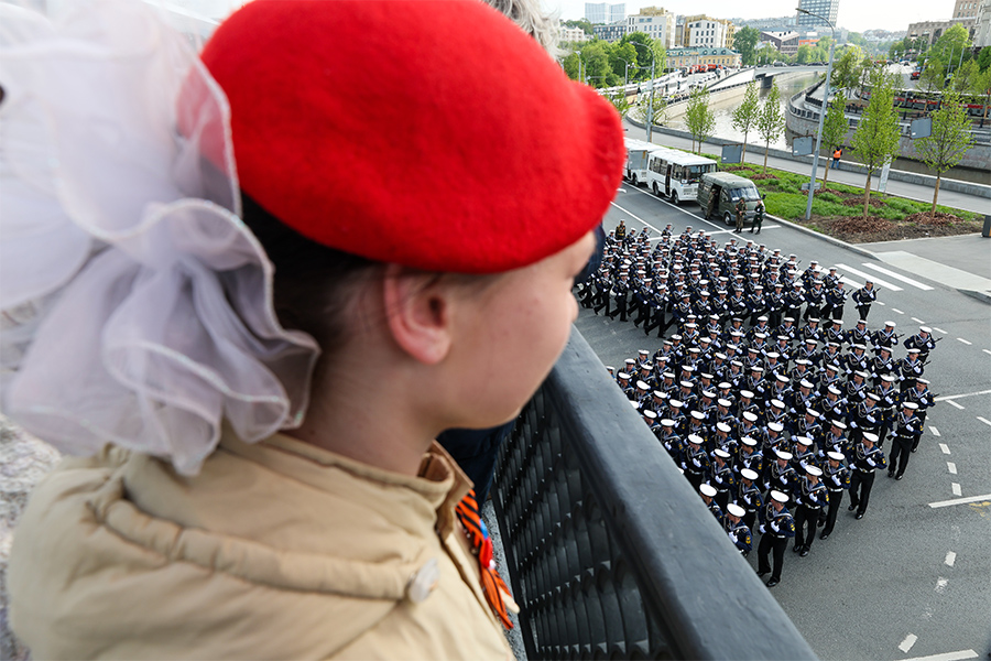 Зрители парада у столичной набережной