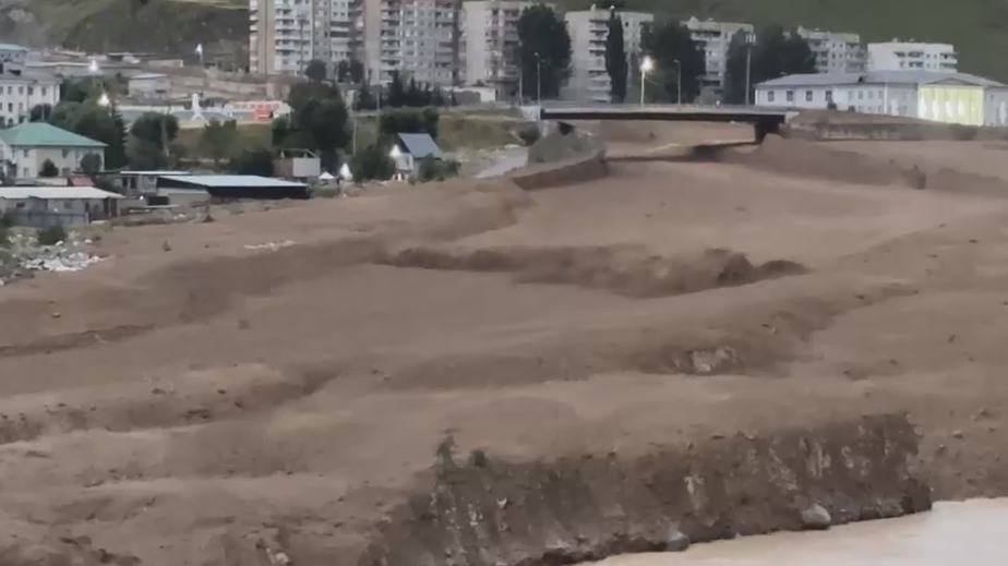 Сели прошли через город у подножья Эльбруса в Кабардино-Балкарии. Видео