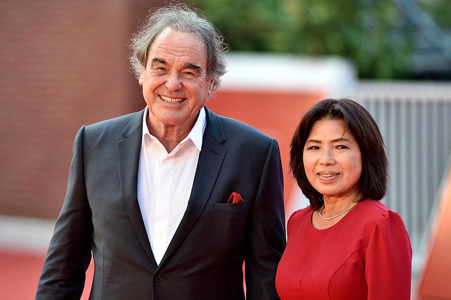 Оливер Стоун с супругой Сун-Чжун Юнг, 2021 год