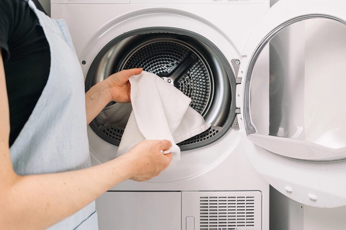 Одна из самых частых причин появления запаха в стиральной машине — слишком долгое хранение мокрого белья