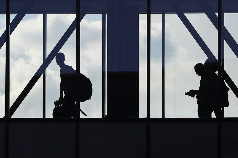 Спад турпотокаИз-за ослабления рубля, снижения покупательской способности и запрета силовикам отдыхать за границей турпоток из России существенно сократился. Основной владелец находящегося на грани банкротства авиаброкера «Идеал тур» Михаил Шаманов утверждает, что спад на европейских направлениях достигает 40%. Замгендиректора оператора «Роза ветров Мир», также остановившего работу, Екатерина Куклина говорила о 20-процентном снижении продаж туров в США.