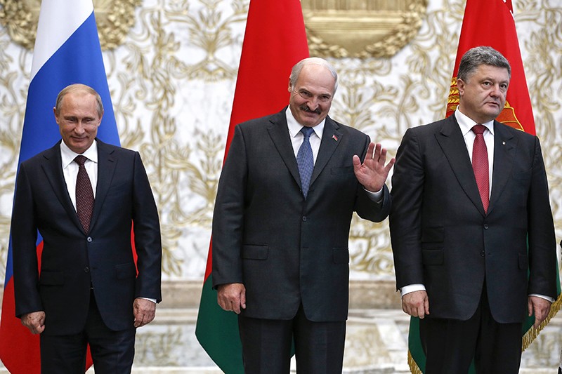 Президент РФ Владимир Путин, президент Белоруссии Александр Лукашенко и президент Украины Петр Порошенко перед началом саммита в Минске.