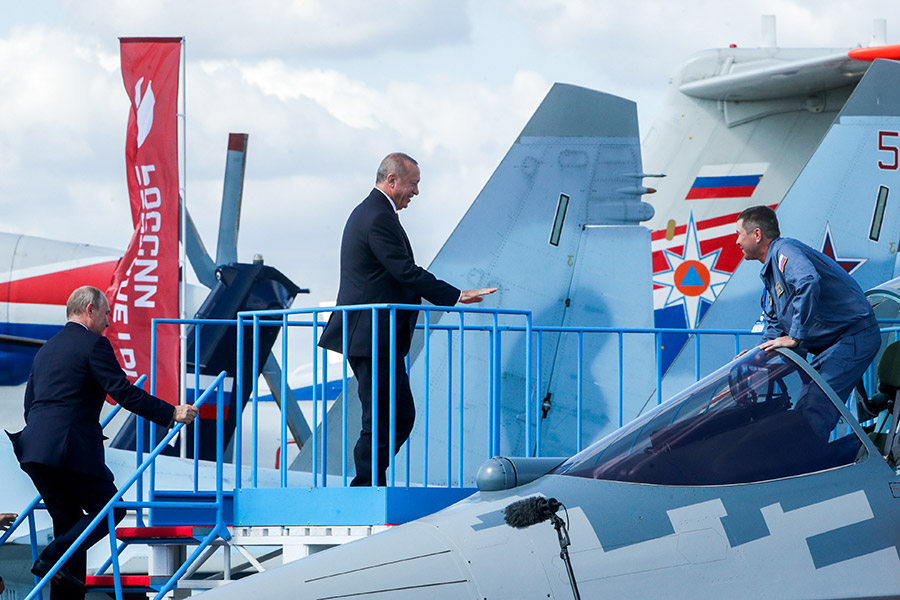 Владимир Путин (слева) и Реджеп Эрдоган осмотрели новейший истребитель Су-57
