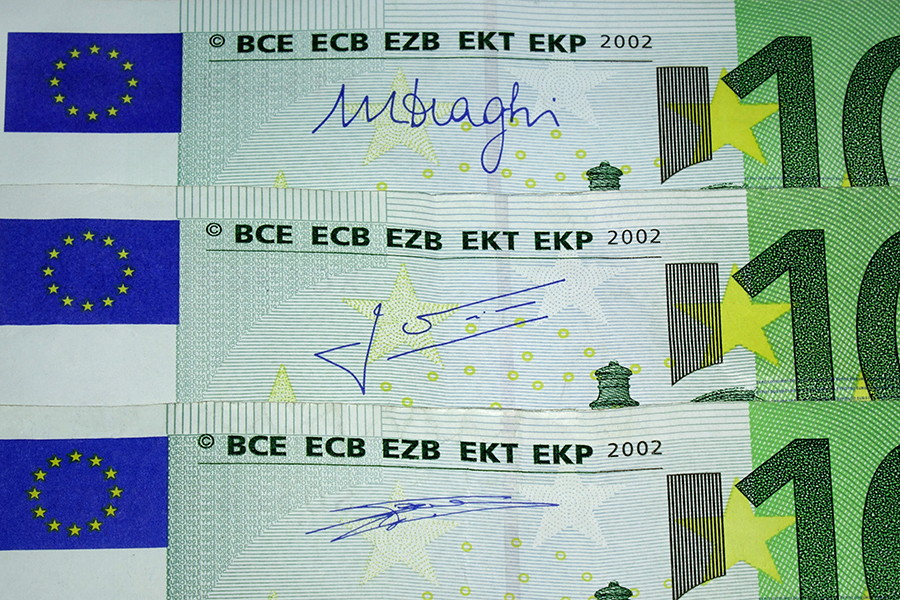 Банкноты с подписями Марио Драги, Жана-Клода Трише и Вима Дуйзенберга (сверху вниз)
