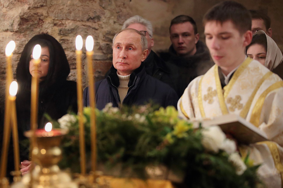 Владимир Путин на рождественском богослужении в церкви Николы на Липне