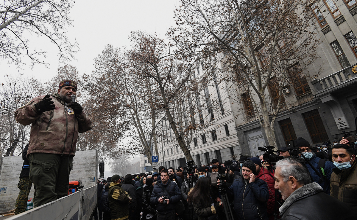 Аршак Закарян выступает на акции протеста с требованием отставки Никола Пашиняна
