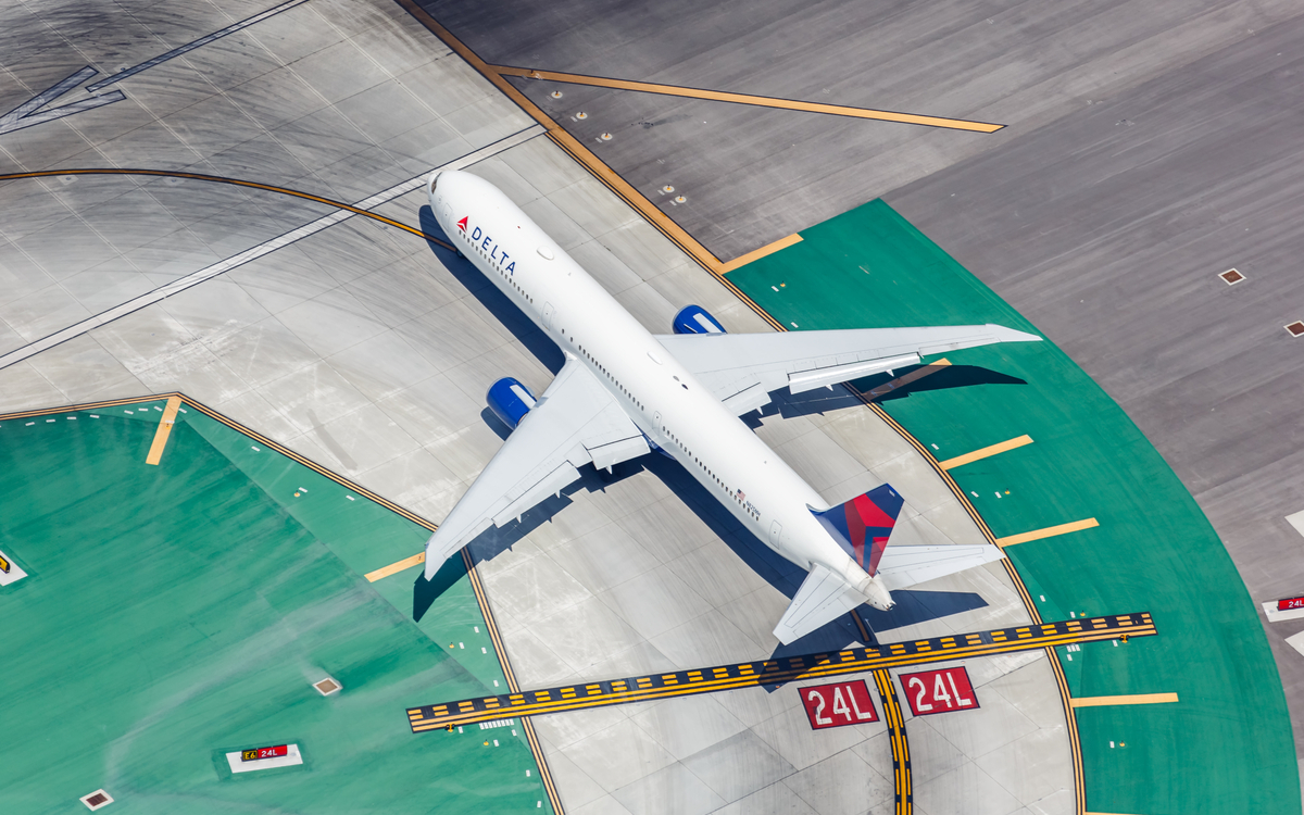 Самолет Delta Air Lines Boeing 767-400ER в международном аэропорту Лос-Анджелеса