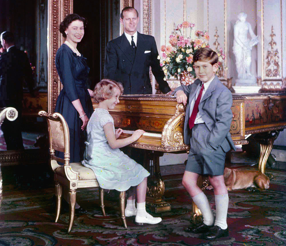 Королева Елизавета II, принц-консорт Филипп, принц Чарльз и принцесса Анна в октябре 1957 года