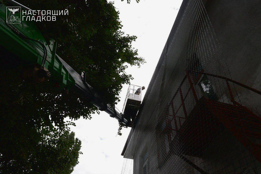 Гладков показал, как детсады в Белгороде закрывают антидроновой сеткой Гладков показал, как детсады в Белгороде закрывают антидроновой сеткой