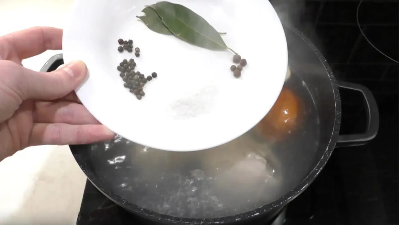 Посолите бульон по вкусу