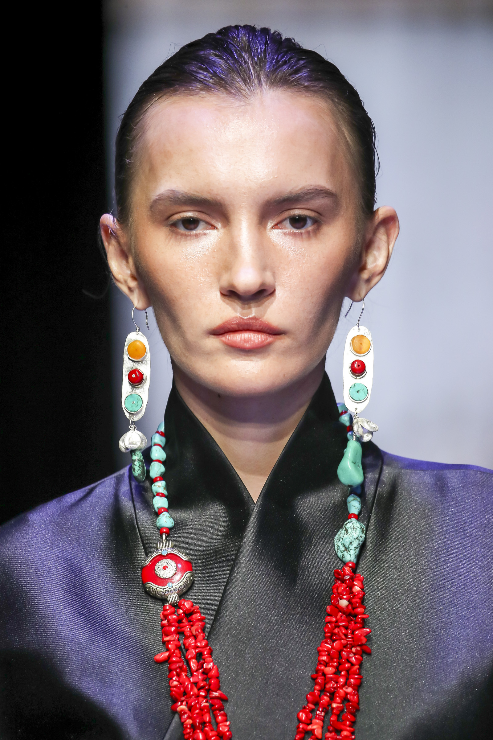 Вместо ярких деталях на одежда были акцентные аксессуары&nbsp;&mdash; крупные бусы, пояса, разноцветные летящие ленты, длинные нити в виде кисточек и серьги с подвесками.