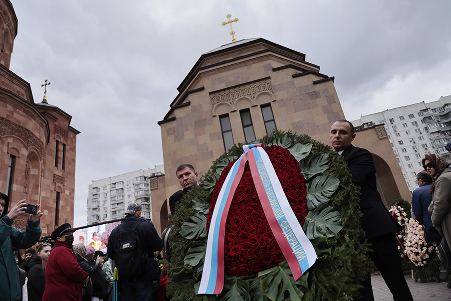Президент Владимир Путин прислал на церемонию венок. В телеграмме с соболезнованиями он назвал Кеосаяна &laquo;ярким, творческим, необыкновенно талантливым, мудрым и обаятельным человеком&raquo;.