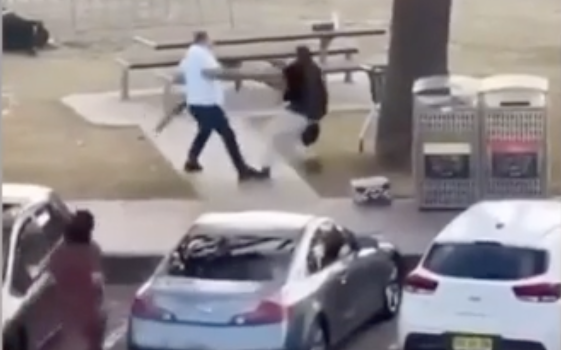 Прохожий обезвредил стрелка на пляже в Сиднее. Видео