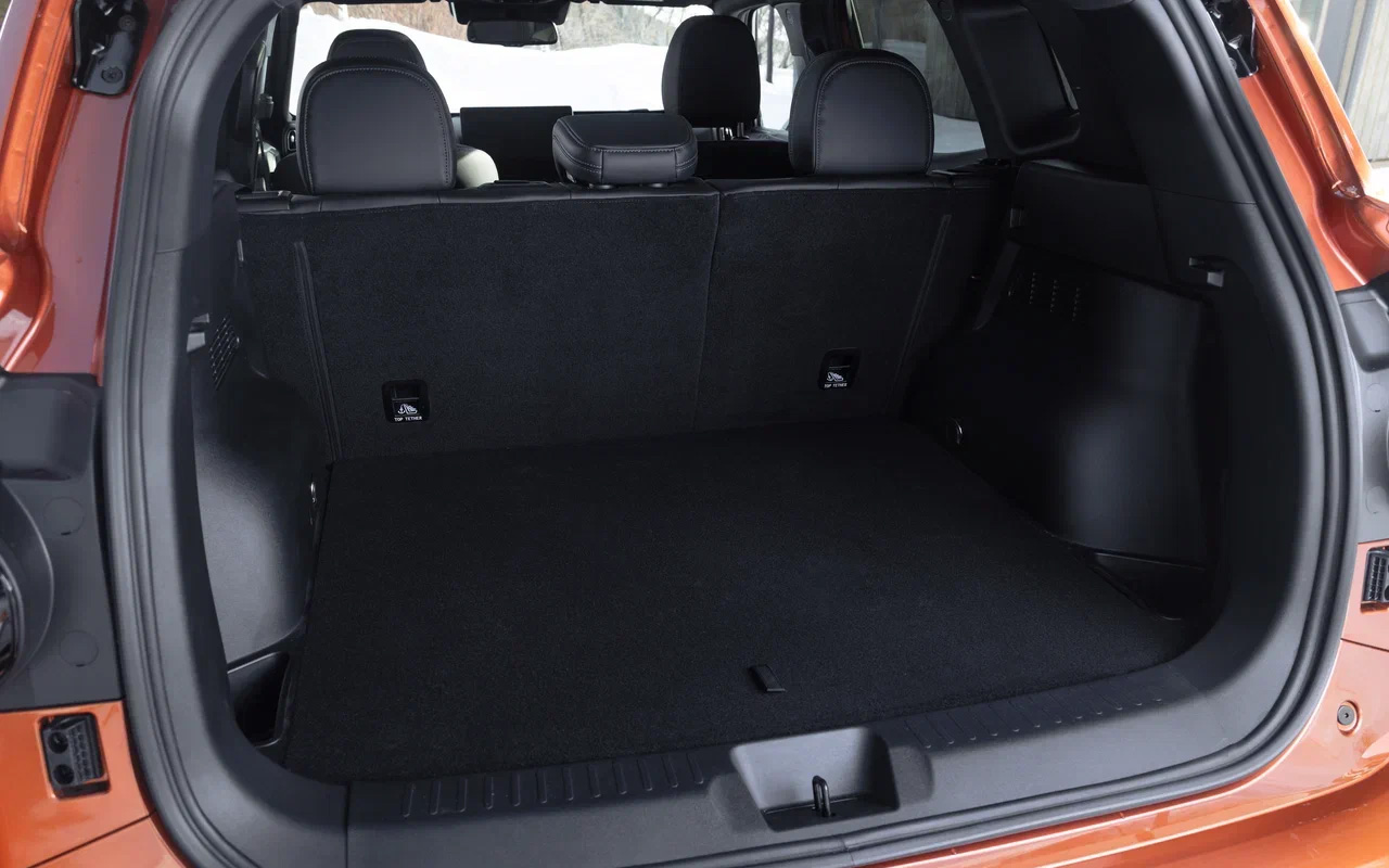 Багажник в Haval H7 не огромный, но и не маленький. Стандартный объем &mdash;&nbsp;483 л&nbsp;