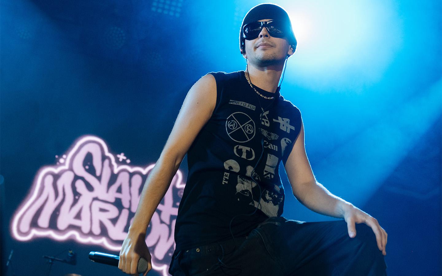 Машина рэпера Slava Marlow пострадала из-за непогоды. На нее упало дерево