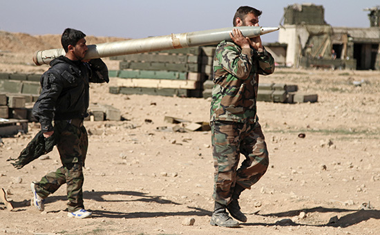 Сирийские солдаты несут ракету, 17 февраля 2016 года