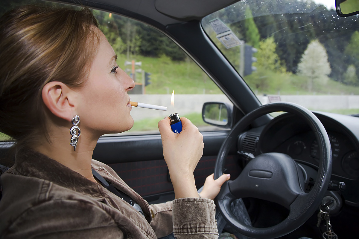 Сигареты, гаджеты, кефир: что еще могут запретить водителям