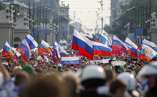 Российские фанаты направляются к&nbsp;стадиону в&nbsp;Варшаве на&nbsp;матч между&nbsp;сборными России и&nbsp;Польши. 12 июня 2012 года
