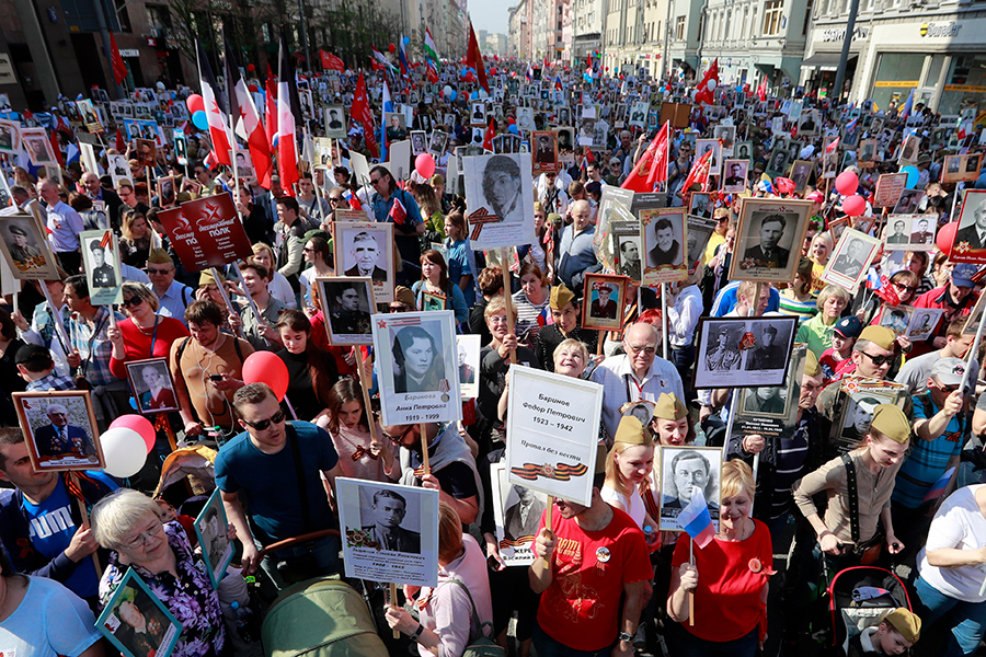 Участники акции памяти &laquo;Бессмертный полк&raquo; во время шествия в День Победы на Тверской улице.