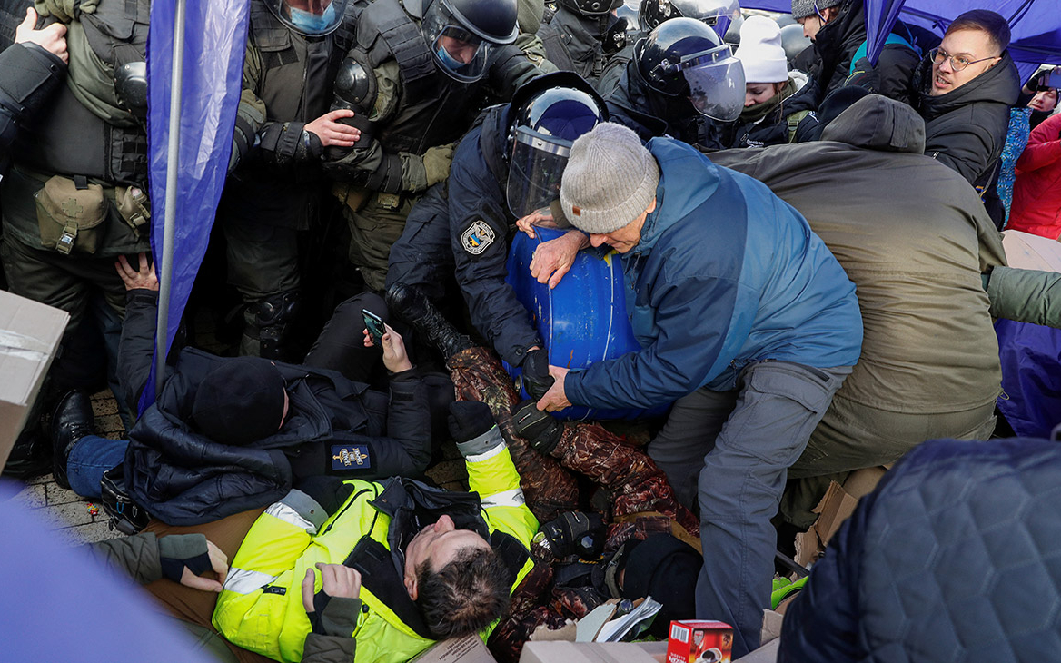 Возле суда в Киеве произошли столкновения сторонников Порошенко и полиции