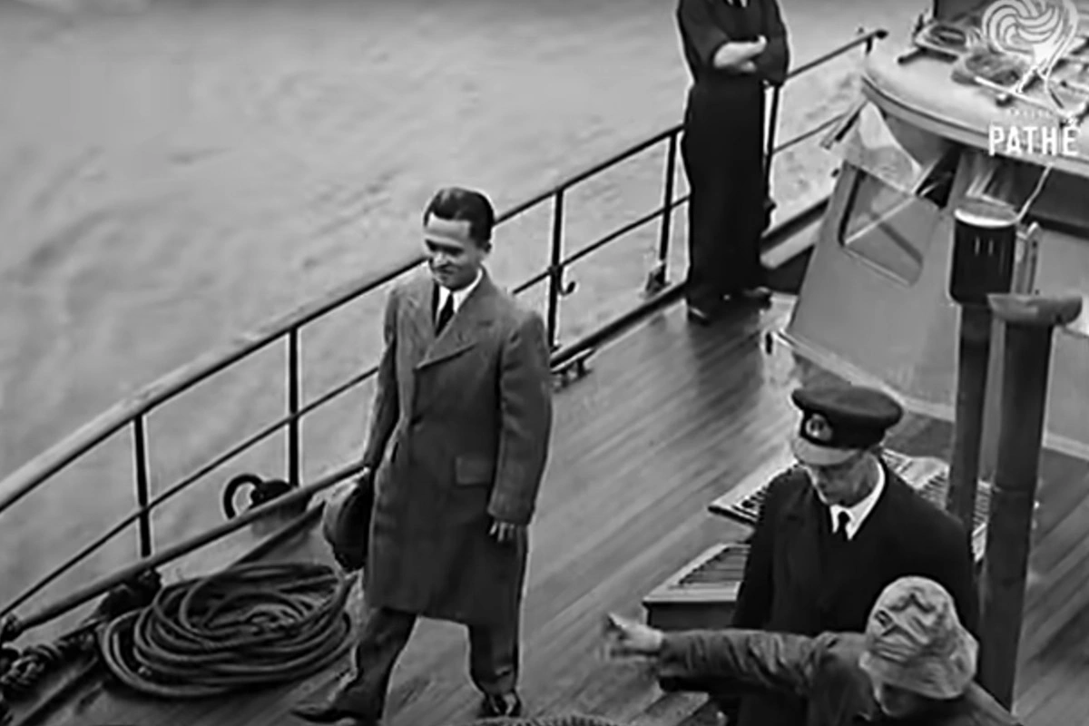 Пань Лянь на палубе корабля во время возвращения в Великобританию  