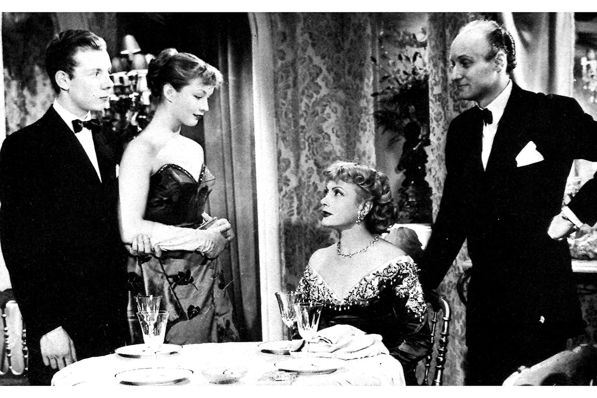 Марина Влади (вторая слева) в фильме «Перед потопом» 1954 года