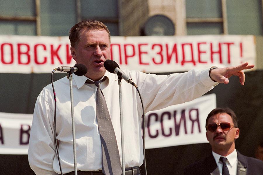 Кандидат в президенты Владимир Жириновский во время встречи с жителями Новосибирска, 1996 год