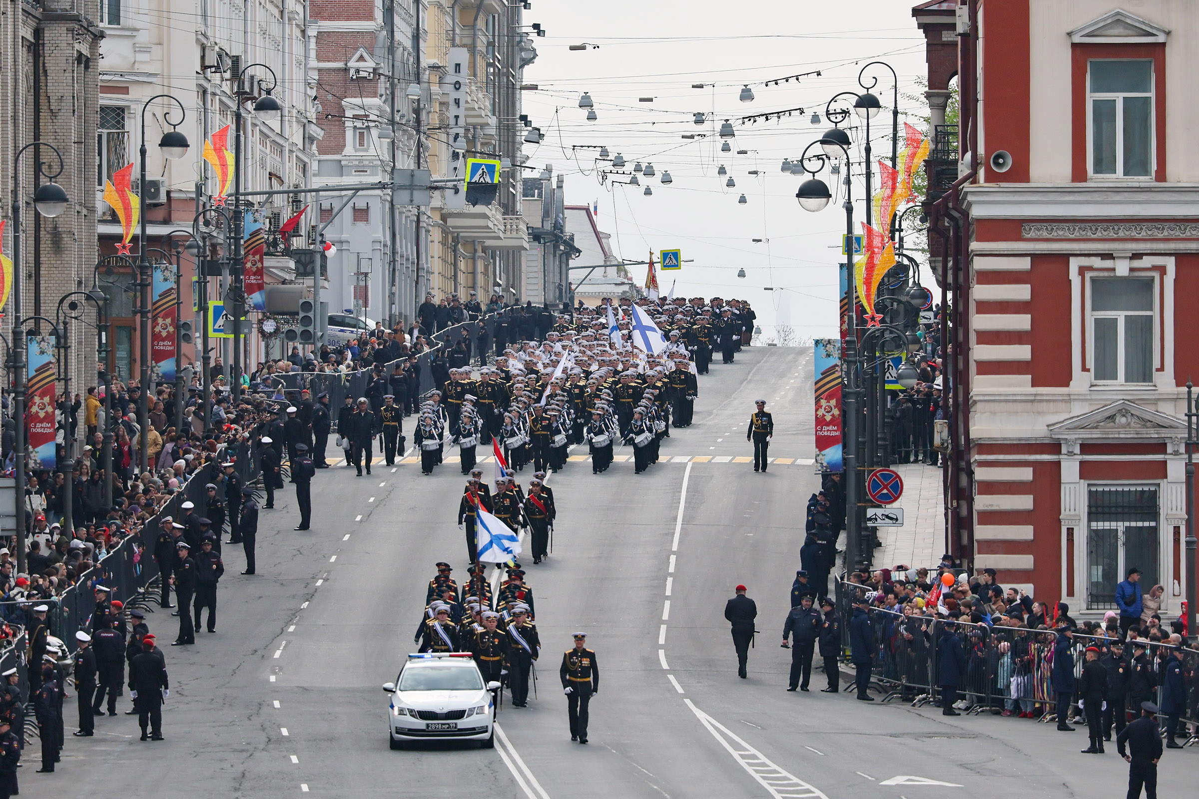 Приморский край. Владивосток. Военнослужащие парадных расчетов перед началом парада.
