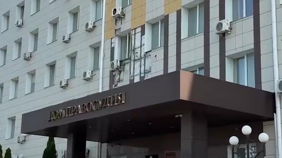 В Белгороде сняли момент удара дрона ВСУ по зданию суда с Гладковым