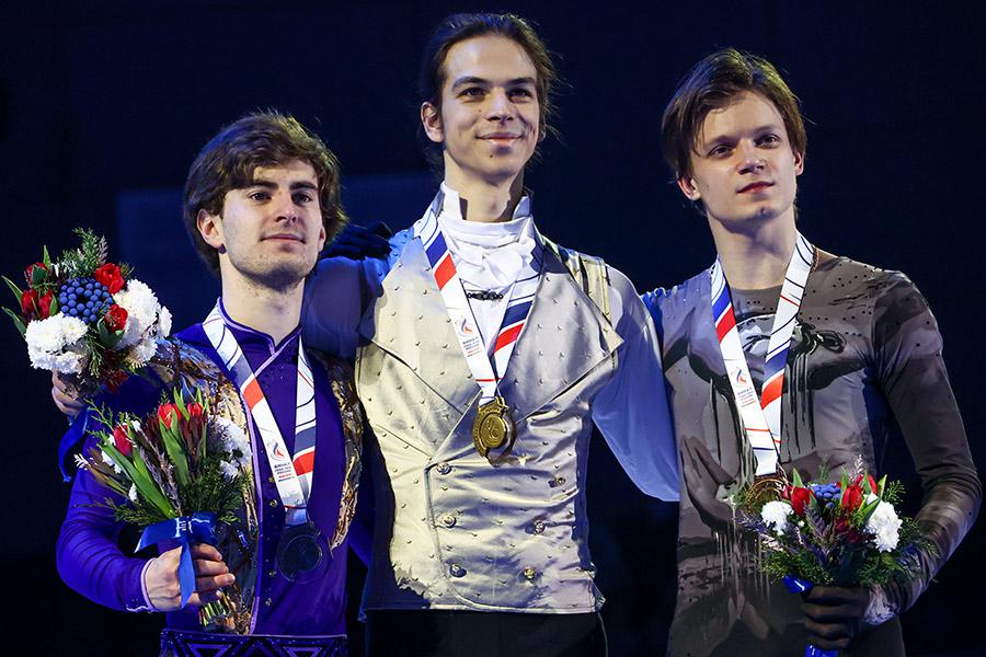 Марк Кондратюк, Петр Гуменник и Евгений Семененко во время церемонии награждения на финале Гран-при России по фигурному катанию, 2025 год