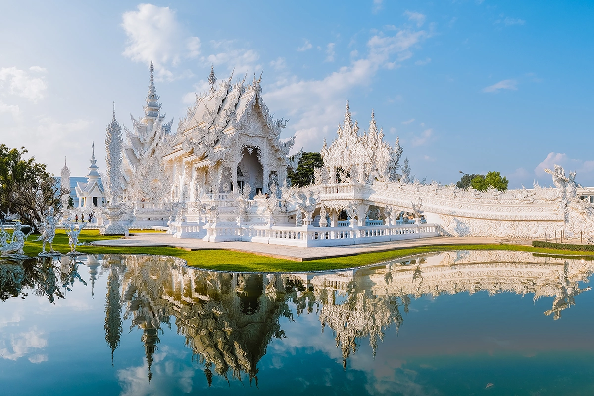 Идея создания храма принадлежит местному художнику и архитектору Чалермчаю Коситпипату, который построил его на собственные деньги и воспринимал его как подношение Будде