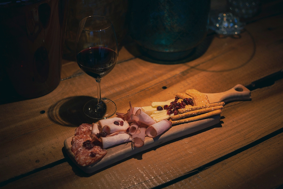 Знать, какое красное вино можно подать к устрицам и какое белое к мясу — это ли не роскошный максимум!