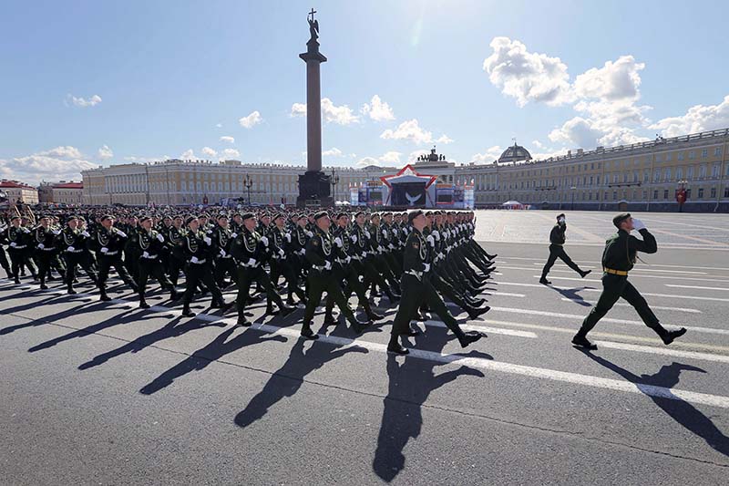 Военнослужащие во время военного парада, посвященного 70-й годовщине Победы в Великой Отечественной войне,&nbsp; на Дворцовой площади в Санкт-Петербурге.