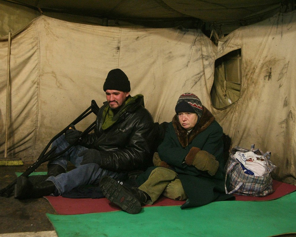 Бомжи в палатке. Ночлежка для бездомных Москва.