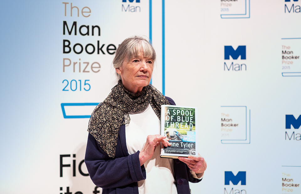 Энн Тайлер, автор романа &laquo;Катушка синих ниток&raquo;, на фотосессии для Букеровской премии 2015 г.