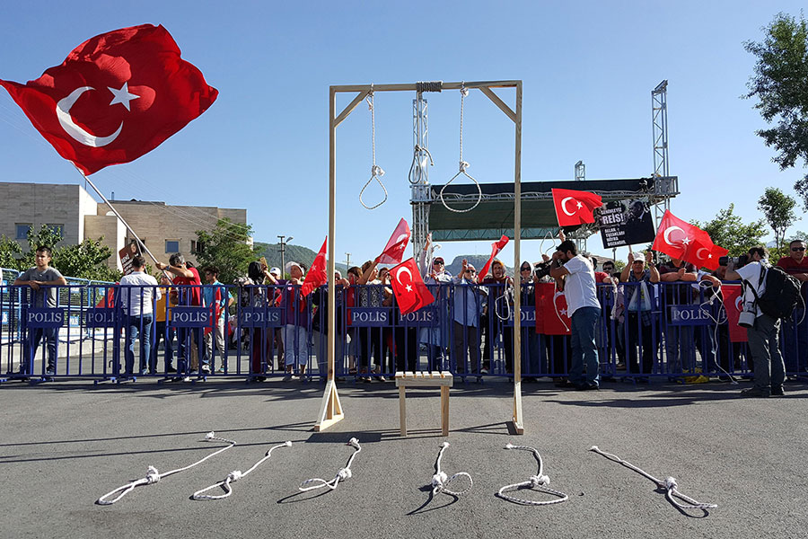 Сторонники президента Реджепа Тайипа Эрдогана во время судебного процесса над обвиняемыми в попытке переворота солдатами
&nbsp;
