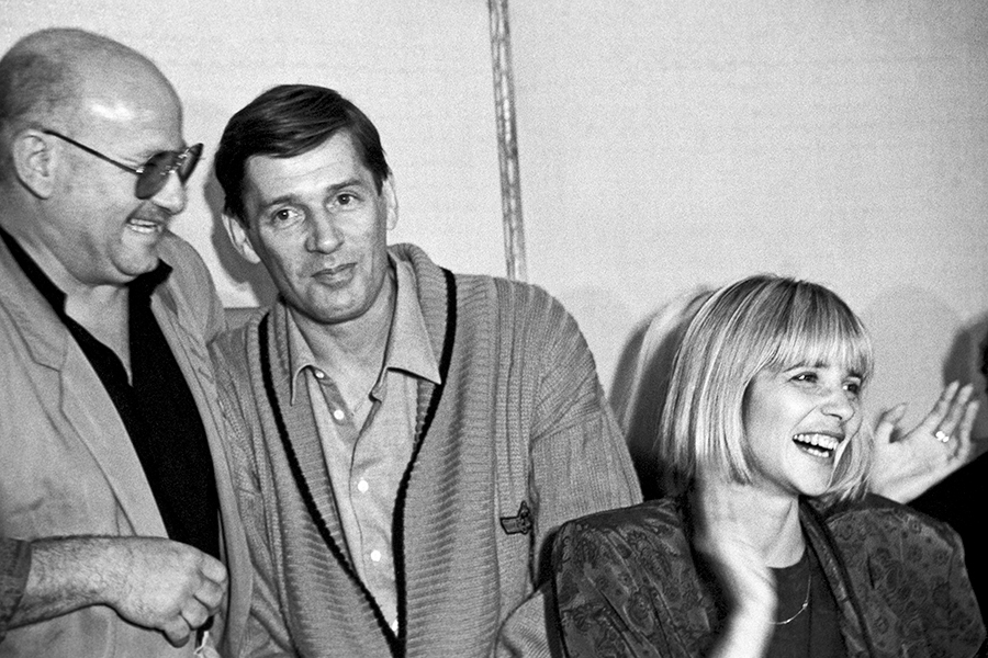 На встрече в Гильдии актеров (слева направо): Марк Рудинштейн, Александр Абдулов и Вера Глаголева. 1991 год.
