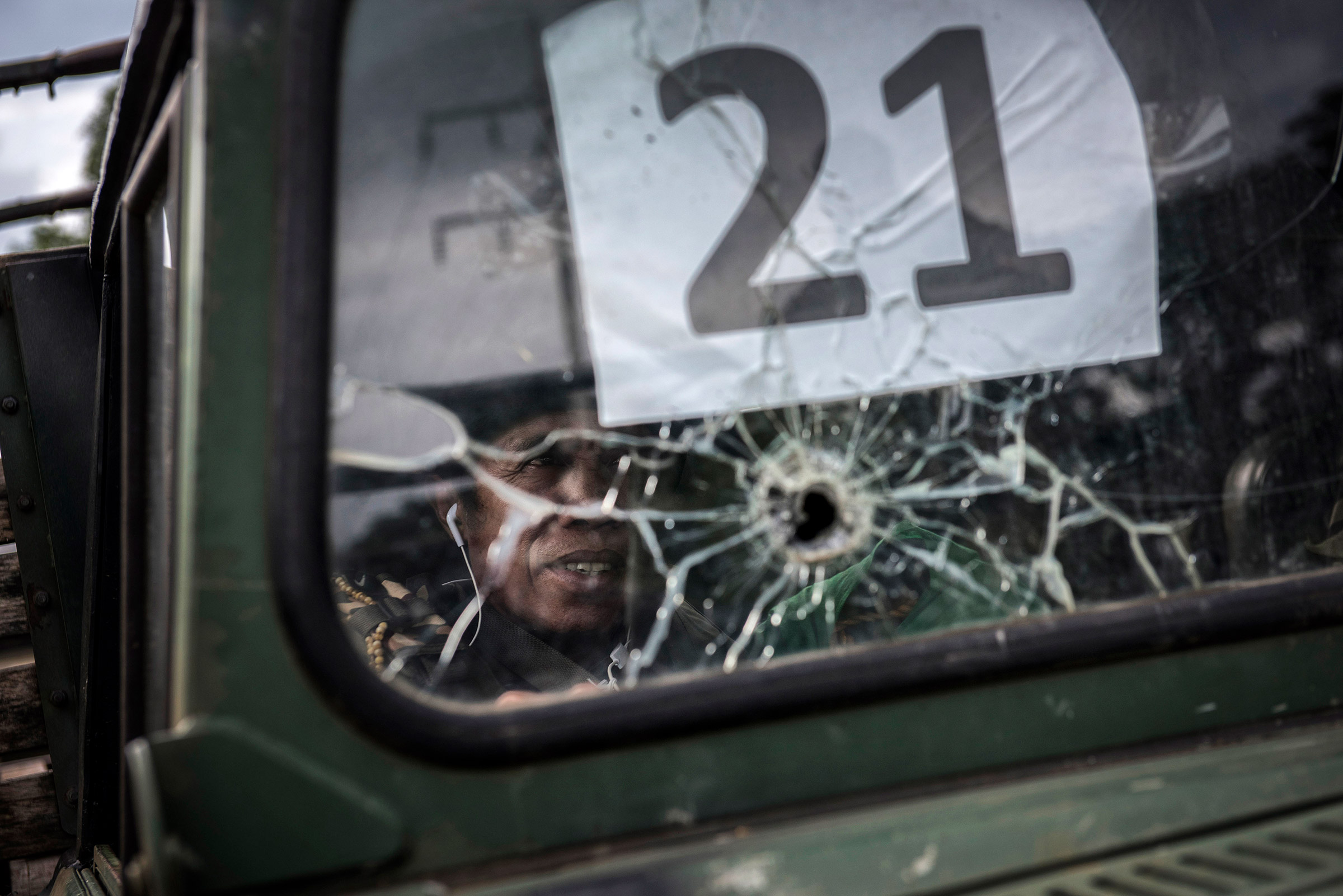 Военные действия в Марави начались после того, как правительственные силы получили сообщение, что в городе находится &laquo;самый разыскиваемый террорист&raquo; Иснилон Хапилон &mdash; лидер группировки &laquo;Абу Сайяф&raquo; (ведет борьбу за независимое исламское государство на Филиппинах). По официальным сообщениям, он был убит вместе с Омаром Мауте 16 октября.
