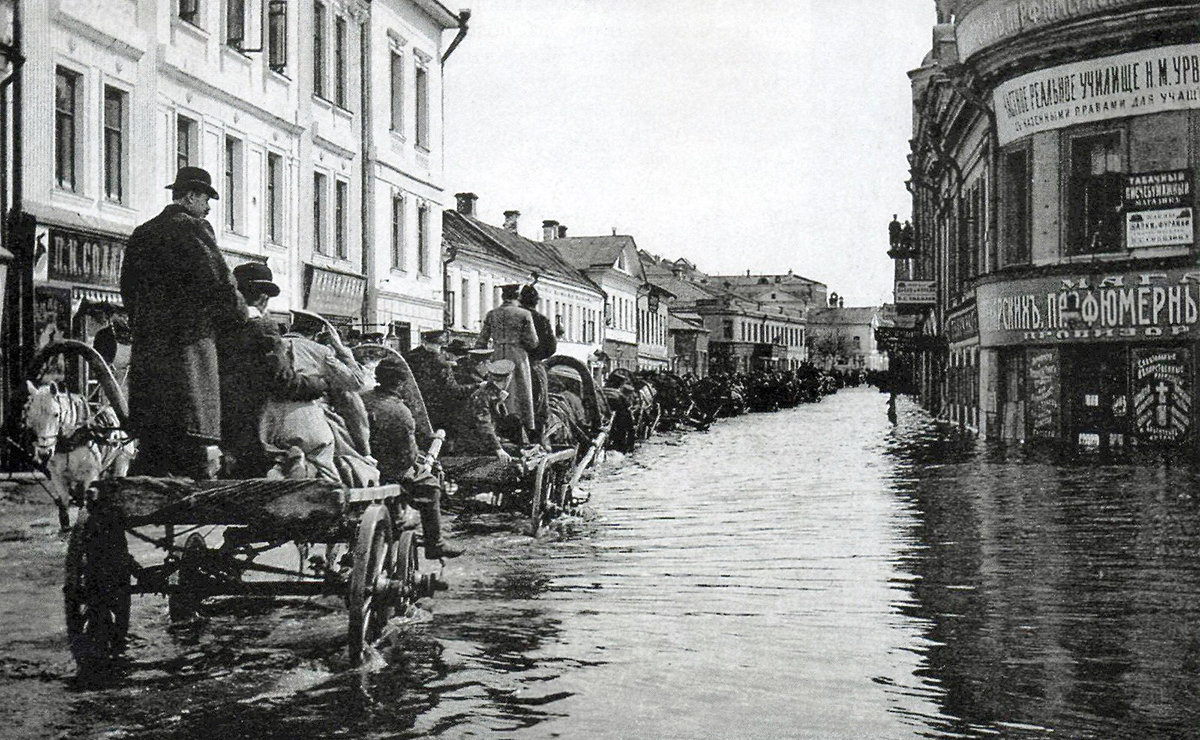 Уровень воды в Москве-реке поднялся на 9 м. Слившиеся московские реки парализовали работу городского транспорта. Наводнение продолжалось пять дней.