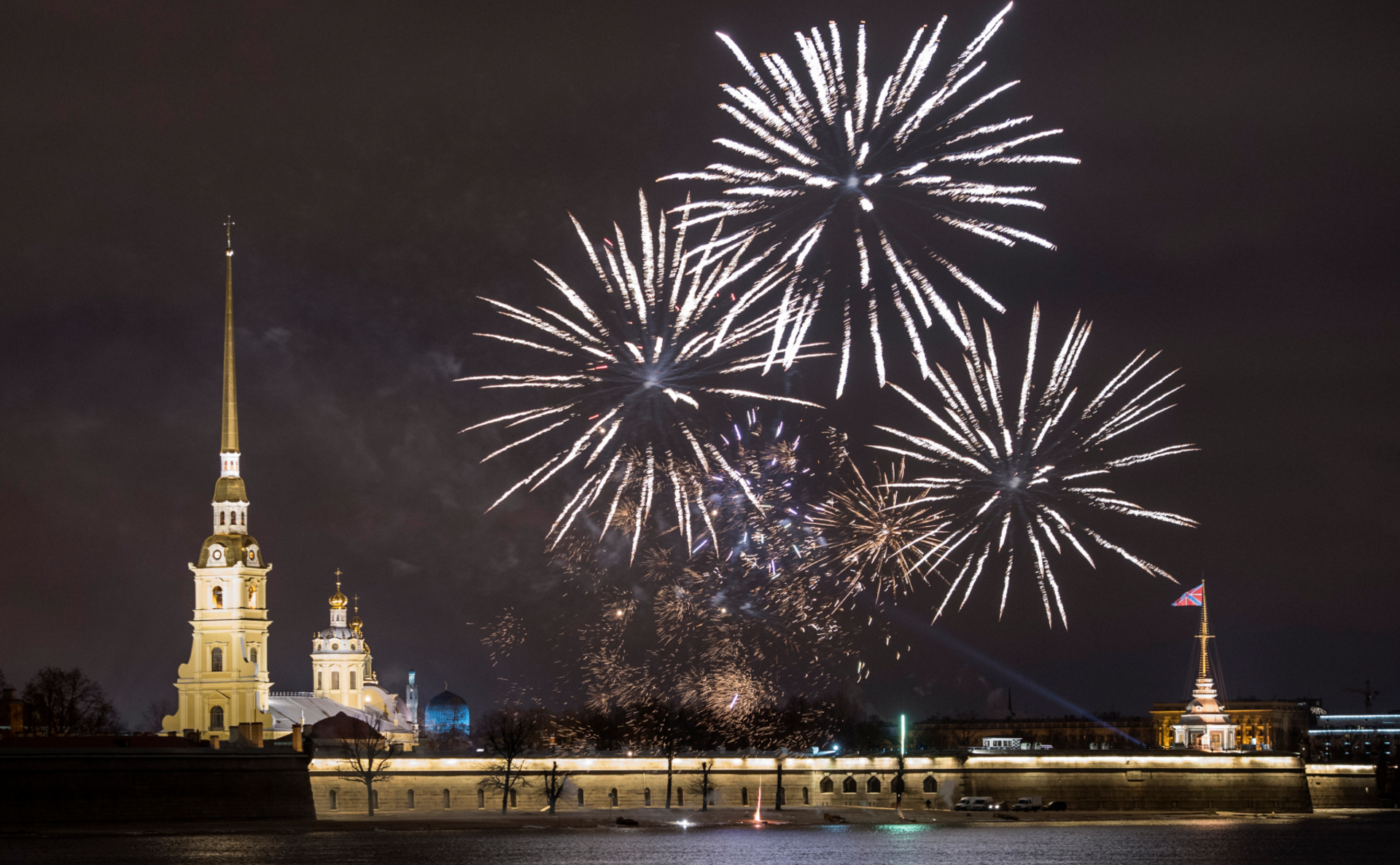 Праздничный салют над Петропавловской крепостью в Санкт-Петербурге