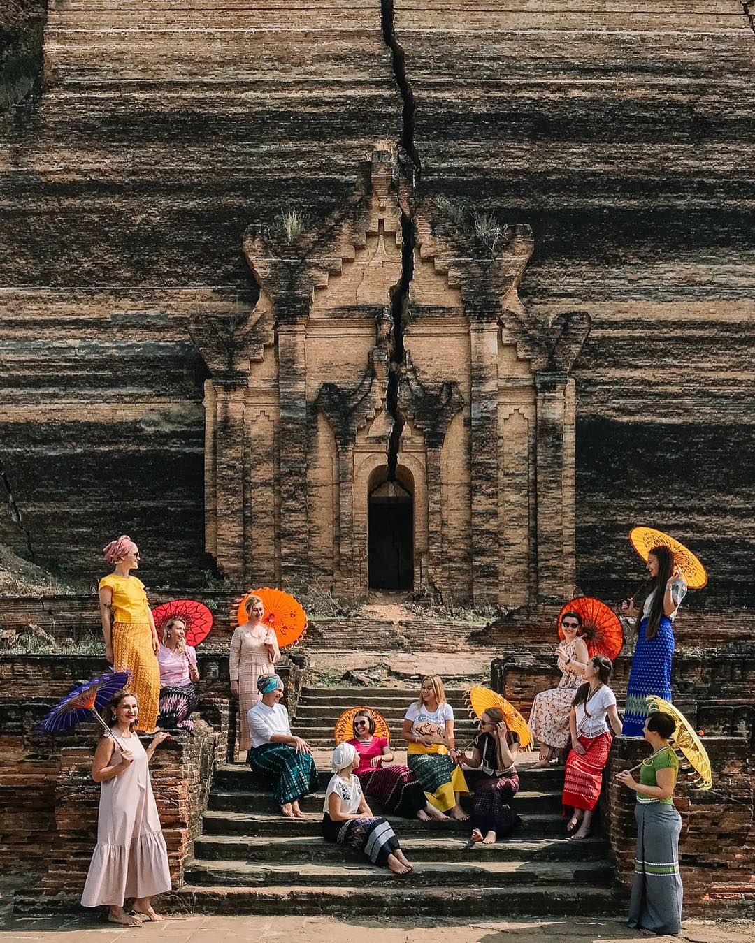 Участницы тревел-девичника у пагод&nbsp;Мингун-Пайя и&nbsp;Синбьюме-Пайя в Мингуне, Мьянма