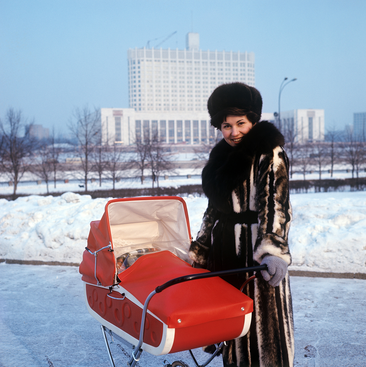 Фигуристка Людмила Пахомова с дочерью во время прогулки
