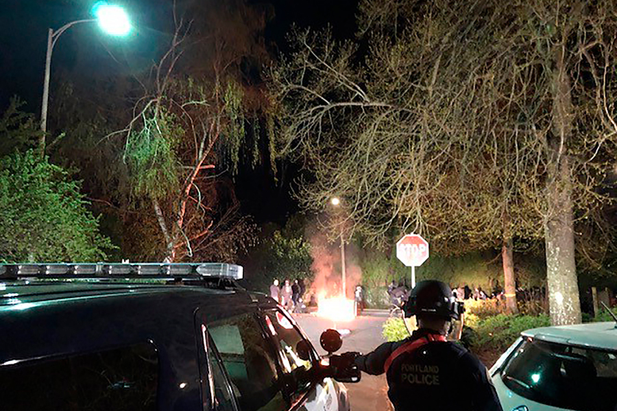 Около 200 протестующих пришли к полицейскому участку в Портленде, штат Орегон. Для разгона толпы полиция открыла огонь резиновыми пулями и применила светошумовые гранаты. В ответ демонстранты устроили поджоги и погромы
