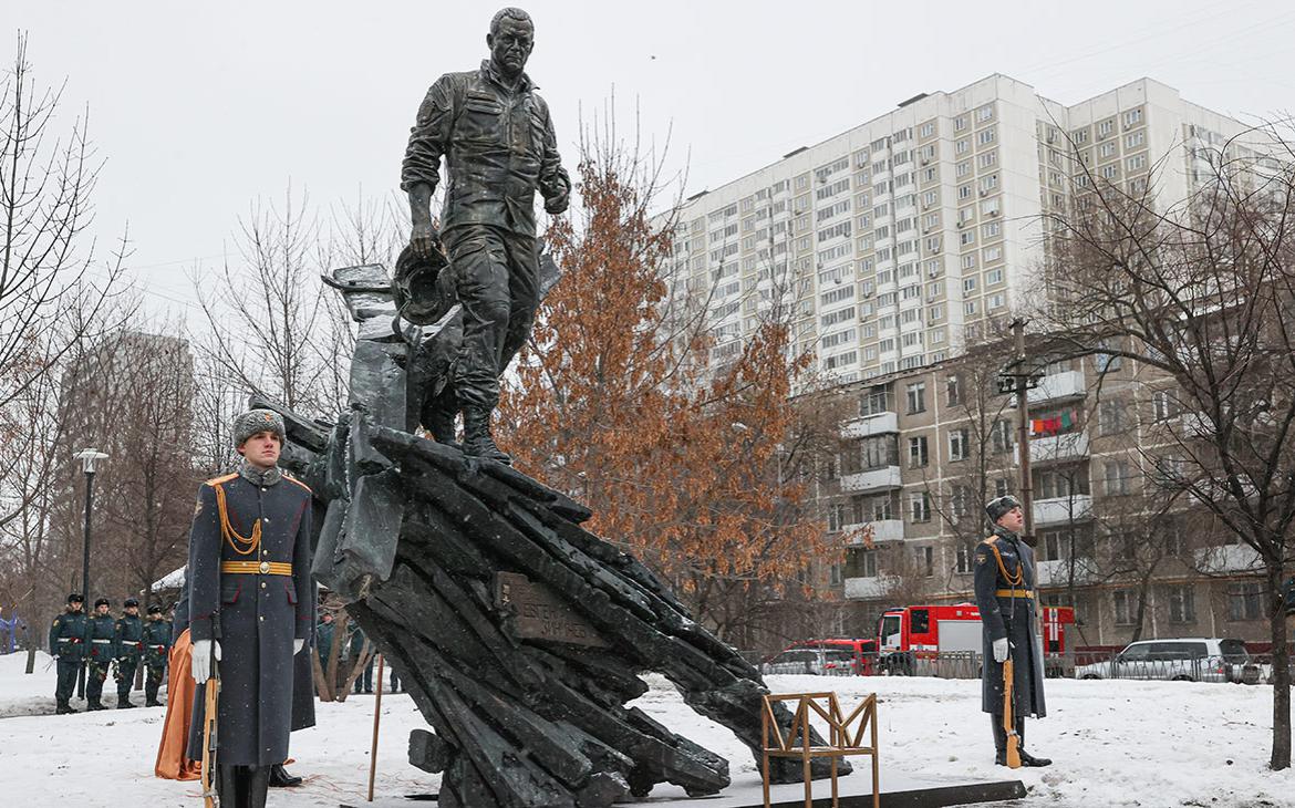 В Москве открыли памятник погибшему главе МЧС Зиничеву
