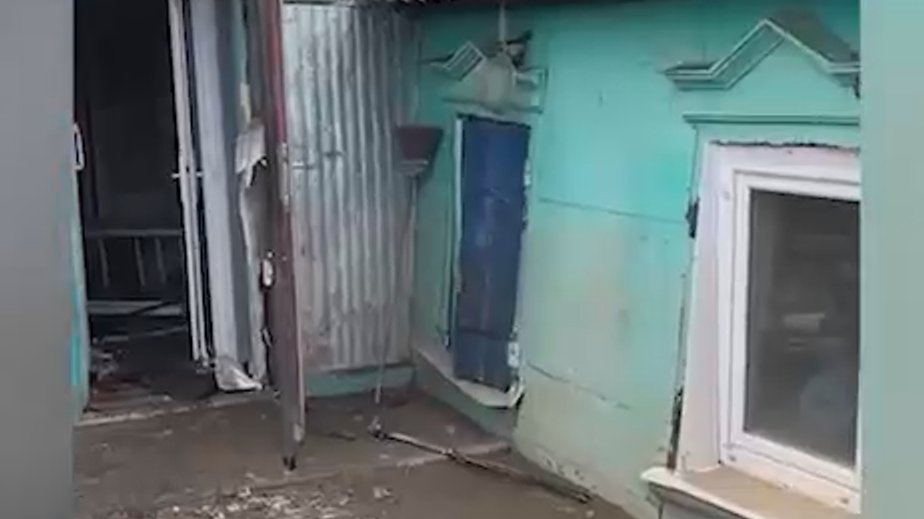 «Здесь вообще страшно». Жительница Орска показала дом после наводнения