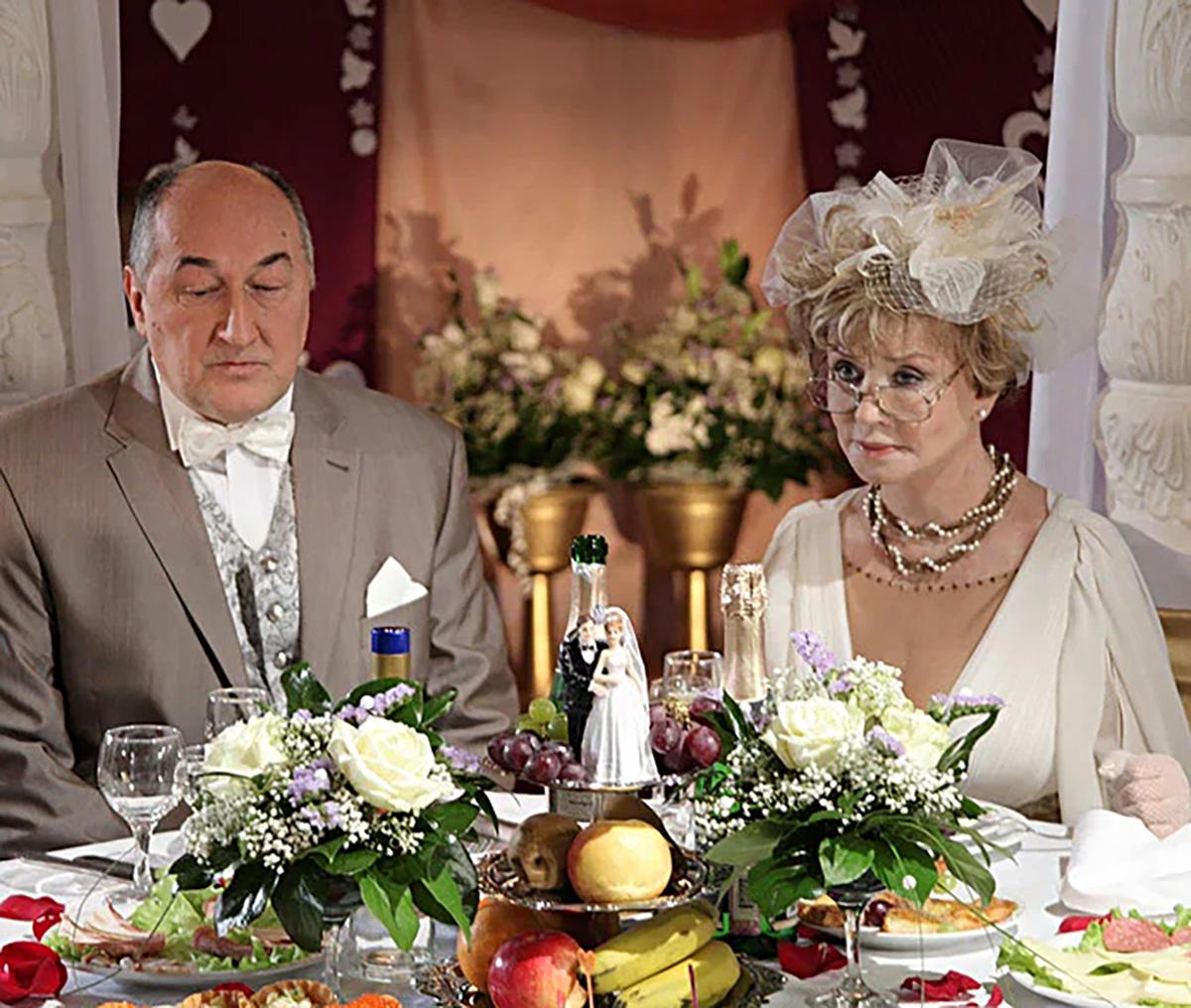 Борис Клюев и Вера Алентова в сериале «Бальзаковский возраст, или Все мужики сво...» (2004)